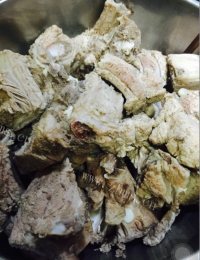 美味的排骨玉米汤做法图解2)