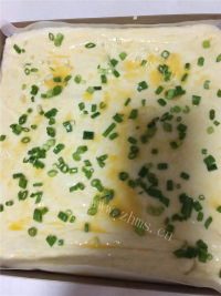 自制香葱肉松面包卷做法图解8)