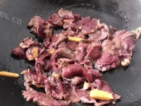 色泽鲜亮的芹菜炒牛肉做法图解5)