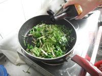 家常菜肉丝炒香芹做法图解7)