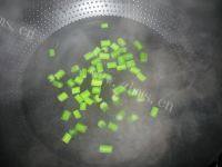 下酒菜芹菜拌花生做法图解2)