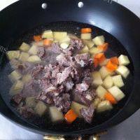 家常菜咖喱土豆牛肉做法图解5)