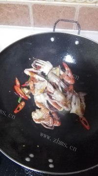 好吃的姜葱炒蟹做法图解4)