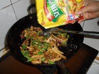 喷香的香干炒肉丝做法图解7)