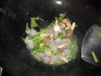 家常菜芹菜炒虾仁做法图解5)