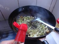 喷香的野春笋炒腊肉做法图解8)