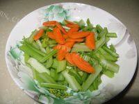 家常菜芹菜炒腊肉做法图解1)