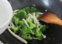 腰花西兰花菌菇汤做法图解5)