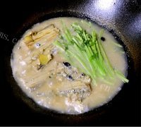 好吃的刀鱼炖茼蒿做法图解11)