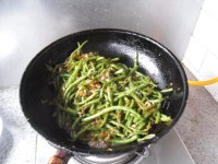 家常菜肉末炒四季豆做法图解14)