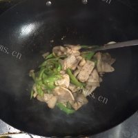 鲜美可口的青椒炒肉做法图解4)