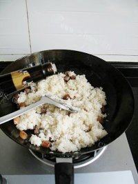百吃不厌的腊味炒饭做法图解10)