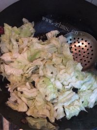 色泽鲜亮的手撕包菜做法图解5)