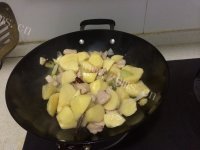 美味营养的土豆烧肉做法图解4)