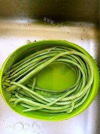 鲜美可口的凉拌豇豆做法图解2)
