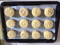 美味的纯手工莲蓉月饼做法图解8)