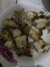 色泽鲜亮的铁锅炖鱼做法图解6)