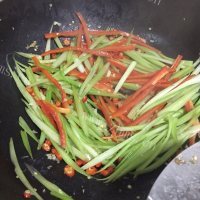 喷香的芹菜炒牛肉做法图解4)