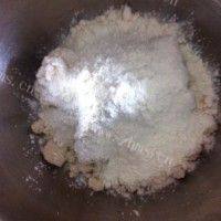 色泽不错的葱香豆渣饼做法图解2)