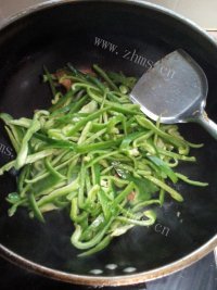美味佳肴般的青椒肉丝做法图解4)