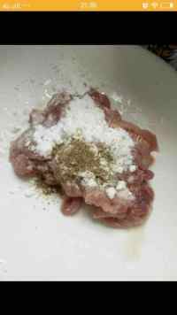 美味的鱼香肉丝盖浇饭做法图解1)