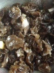 黑木耳炒肉做法图解4)