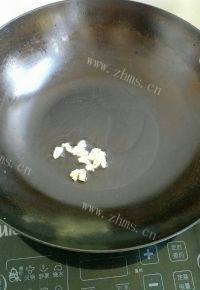 家常菜腊肠炒秋葵做法图解5)
