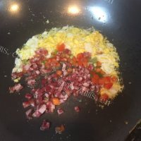 好吃的腊肠炒饭做法图解4)