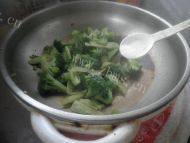 常吃不腻的西兰花炒肉做法图解10)
