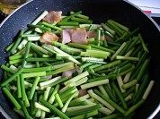 咸肉炒蒜薹做法图解4)