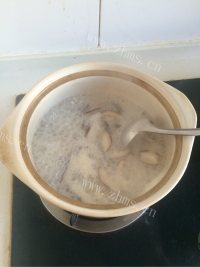 美味的砂锅排骨粥做法图解8)
