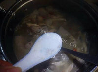 美味的老鸭菌菇汤做法图解8)