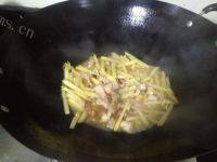 美味的肉片炒土豆做法图解6)