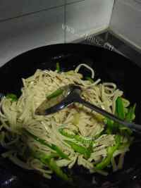 家常菜青椒豆腐皮做法图解5)