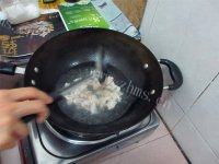 营养丰富的丝瓜瘦肉汤做法图解7)