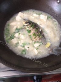 美味的鲫鱼豆腐汤