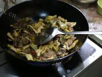 家常菜酸菜炒牛肉做法图解7)