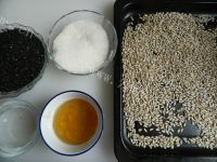 好吃的瓜子仁黑芝麻糖做法图解1)