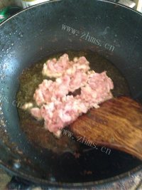 美味营养的酸豆角炒肉末做法图解6)