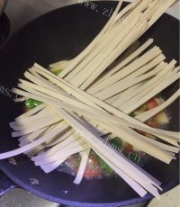 好吃的豆角菌鲍菇焖面红萝卜做法图解2)