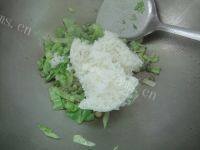 可口的虾仁炒饭做法图解9)