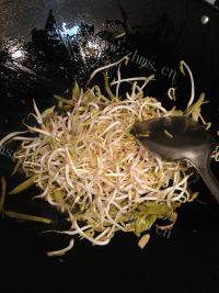 家常酸菜炒豆芽做法图解4)