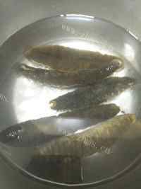 海参茶树菇炖土鸡做法图解1)