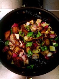 家常菜土豆片回锅肉做法图解6)