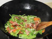家常菜芹菜炒腊肉做法图解4)