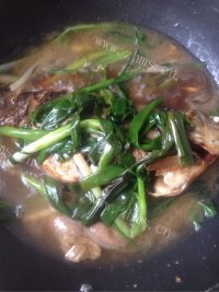 美味的葱皓鲫鱼做法图解8)
