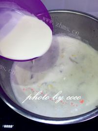 美味的鸡蓉蘑菇粟米忌廉汤做法图解11)