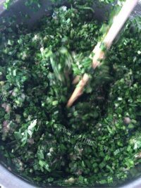 美味的猪肉韭菜馄饨做法图解2)