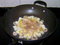 美味的鲜虾豆腐汤做法图解8)