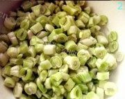 不错的肉末橄榄菜炒芸豆做法图解2)